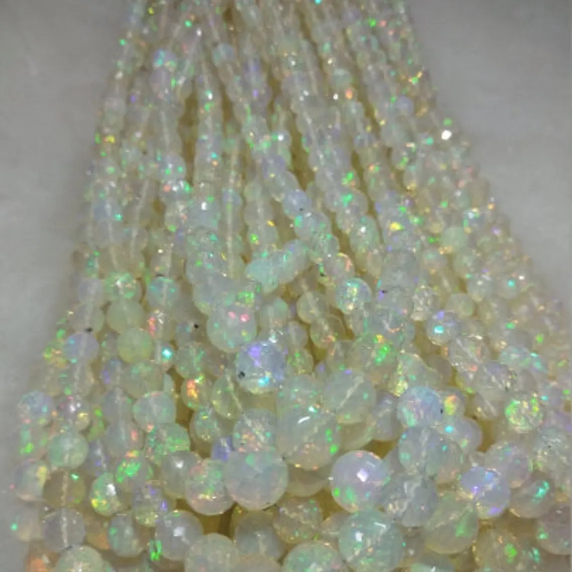 Verkauf! Beste AAA Qualität natürliche weiße äthiopische Opal Edelstein facettierte runde Kugeln Großhandel Perlen aus Indien Bester Perlen Lieferant