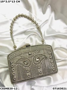 Sacs de soirée élégants à pochettes en métal Accessoire durable pour élever votre tenue formelle - Product Image 2