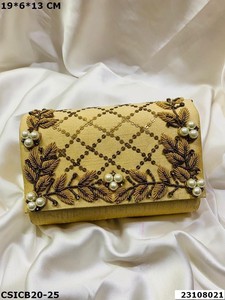 Pochette élégante rose perlée avec broderie de perles et bandoulière chaîne pour soirée, ornée de pierres, style designer, travail zari, à porter en bandoulière - Product Image 5