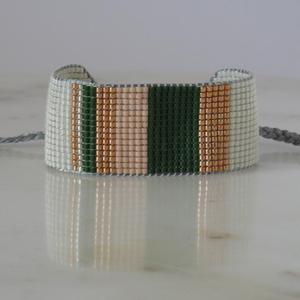   Bracelet artisanal en perles Miyuki rayées vert marine et rose bébé doux, fait main, pour une touche de bonheur et de diversité. - Product Image 1
