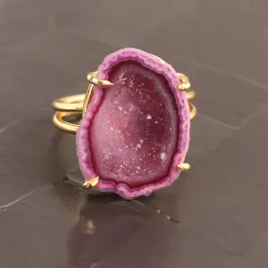 Newestデザイナーコレクションの天然ピンクのgeode druzy宝石リング真鍮24Kゴールドメッキ調整リング設定リング