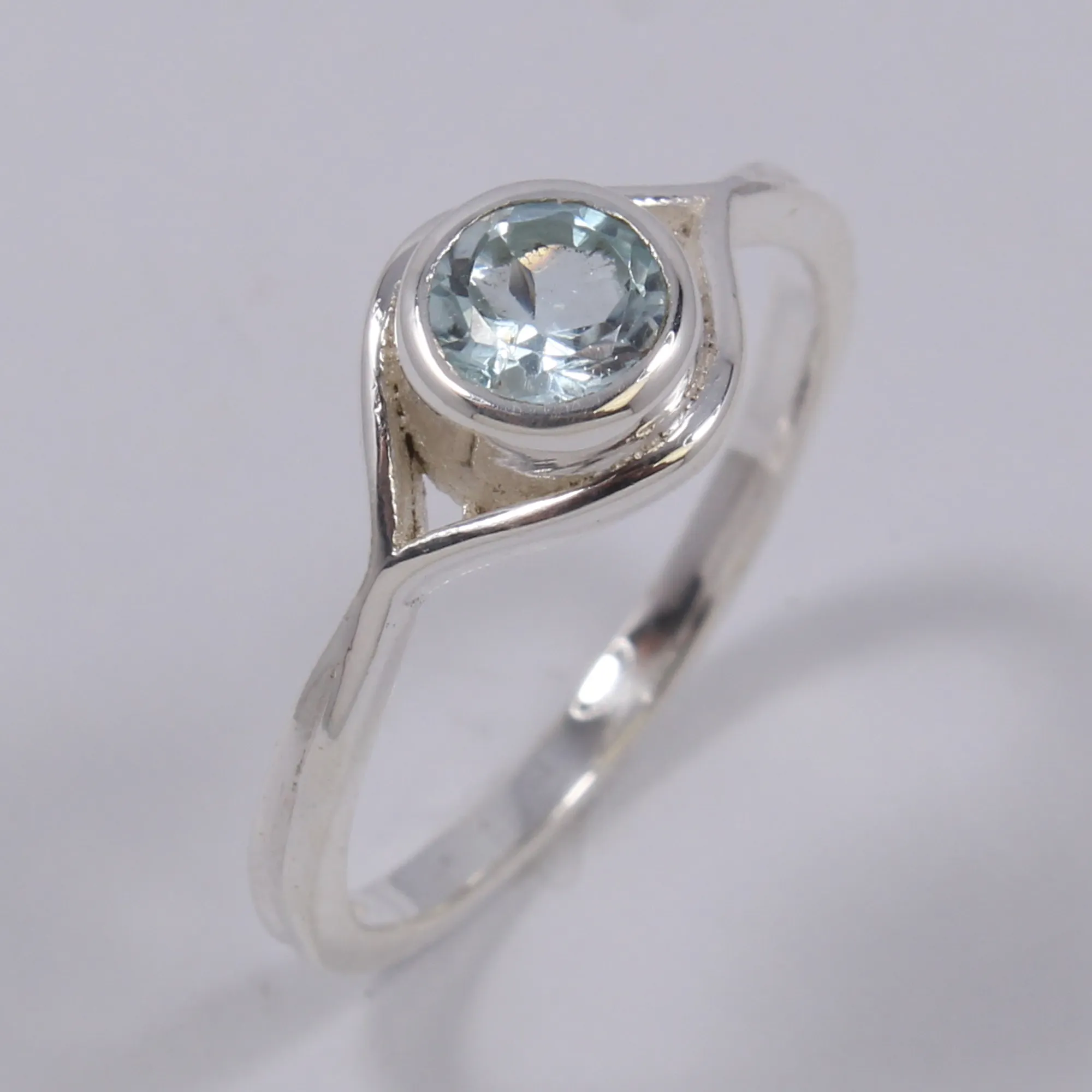 Exklusives neues Design blauer Topas 5 MM runder Gesichtsring 925 Sterling-Silber Briefmarke Party-Bekleidung Hochzeitsgeschenk für Damen und Herren