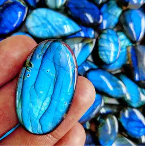 หินลาบราดอไรต์สีน้ำเงินธรรมชาติทรงปาล์มคริสตัลคาโบชองรูปทรงผสมผสานจากอินเดีย พร้อมการเจียรรูปไข่ ให้สีสันเปลี่ยนแปลง ขนาด 15-40 มม. สำหรับทำแหวนหรือออกแบบเครื่องประดับ - Product Image 1