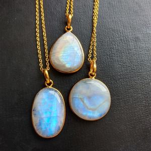 Colgante de plata de ley 925 con piedra de luna de arcoíris, colgante de cristal de lujo con piedra natural de 30 mm - Product Image 1