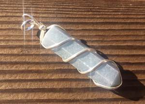 Venta al por mayor hermoso hecho a mano Angelite piedra preciosa colgante alambre envuelto bala y lápiz diseño - Product Image 2