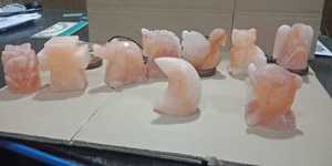 โคมไฟสีชมพูรูปดวงจันทร์มีช่องเสียบเกลือหิมาลัยแกะสลักจากปากีสถานลายดอกไม้กางเขนประดับตกแต่งสไตล์ชามตกแต่งบ้านด้วยงาช้าง - Product Image 5