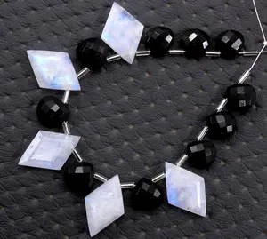Forme de cerf-volant de pierre de lune arc-en-ciel naturel et perles de briolette à facettes en forme de coeur de tourmaline noire faisant des bijoux