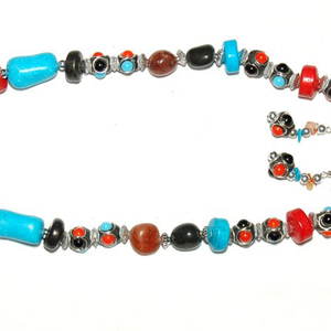 Collar de Cuentas Turquesas Multicolor con Piedras Rojas, Negras y Azules para Decoración del Hogar, de Gujarat - Product Image 1