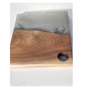 Planche à découper de service en bois de conception artisanale naturelle de couleur de résine grise avec de la résine pour des fruits - Product Image 2