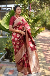 Le grand sari ou chemisier en tissu de soie Tussar Kanjivaram indien de l'usine, multicolore - Product Image 3