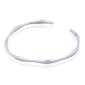 Bracelet ondulé en métal argent, manchette, 1 pièce - Product Image 1