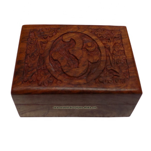 Caja de almacenamiento de joyería decorativa hecha a mano con tallado Om, organizador de joyas para mujeres y niñas - Product Image 1