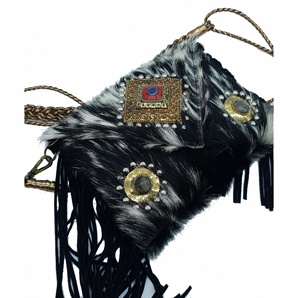 Sac à main bandoulière en fourrure de chèvre noire, fait main par des artisans Banjara, avec pochette en coton, pour femmes - Product Image 4