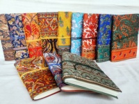 Carnet de notes en tissu Sari recyclé fait à la main avec couverture en cuir belles pages de papier coton imprimés multicolores floraux