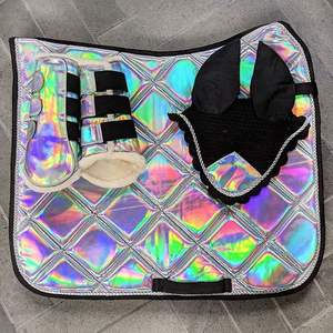 Sous-selles de cheval anglais pour dressage et course, broderie, motifs de couleurs personnalisés, matériau Rexin, rembourrage en polyester, polycoton - Product Image 3