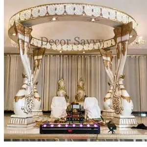 インドのスタンディングピーコックピラーラウンドマンダップセット、あらゆるタイプの結婚式やイベントの装飾用の椅子付き完全に分解