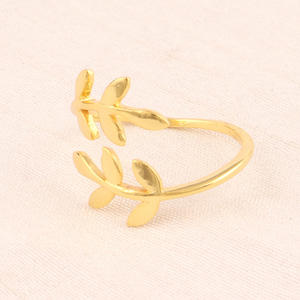 Bague en laiton plaqué or fait main Design de feuille de branche à la mode réglable pour le confort Bague de remerciement élégante pour les fêtes de mariage - Product Image 3