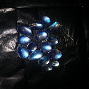 Cabochon en pierre de lune arc-en-ciel de haute qualité AAA forme libre ovale poli lâche toutes les tailles bleues naturelles 8x10MM blanc - Product Image 2