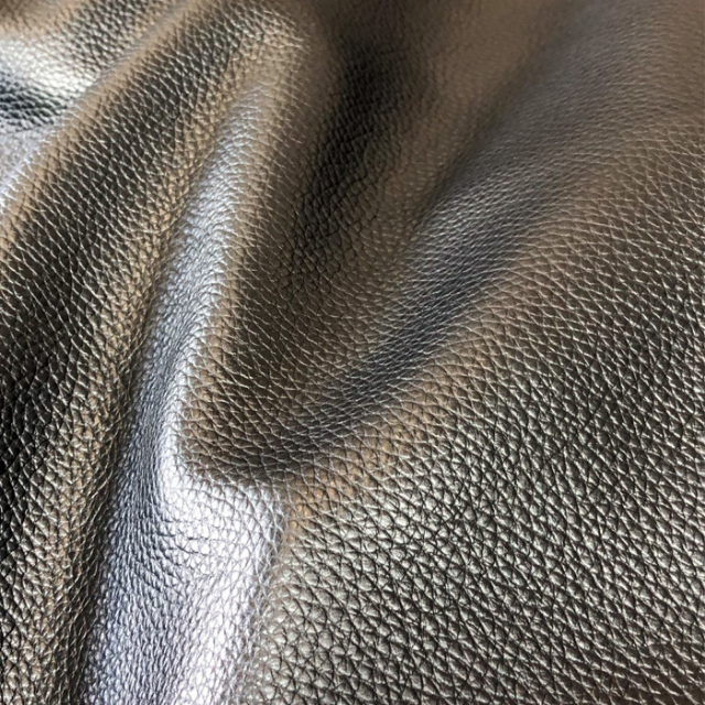 สีดำมันวาว