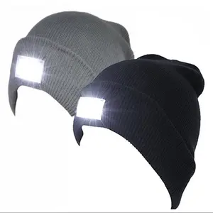 Grosir Custom Acrylic Wanita Pria Ski Logo Bordir Lampu LED Rajutan Musim Dingin Topi Beanie untuk Kerja Malam