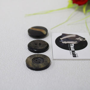 Bouton en corne de buffle naturel fait à la main en forme circulaire et motif imprimé en noir et marron Boutons de vêtement Tradnary - Product Image 1