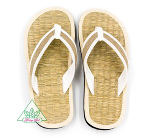 Pantoufles élégantes, douces et chaudes, personnalisées pour le spa et les commodités de l'hôtel. - Product Image 3