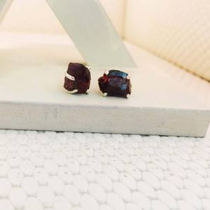 ต่างหูเม็ดเงินสเตอริ925พร้อมโกเมนสีแดงธรรมชาติอัญมณีหยาบดีไซน์ทันสมัยสำหรับงานแต่งงานและของขวัญโอกาส - Product Image 5