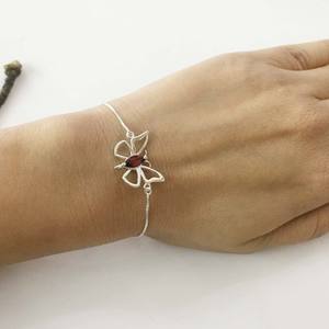 กำไลเงินแท้ 925 ดีไซน์สวยงาม ประดับพลอย น่ารัก เป็นมิตรกับสิ่งแวดล้อม เหมาะเป็นของขวัญงานแต่งงาน สำหรับทุกเพศทุกวัย ประดับพลอยโกเมน สำหรับงานปาร์ตี้ - Product Image 4