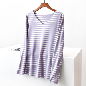Camisetas de color liso con cuello en V para mujer, remeras con rayas recortadas - Product Image 4