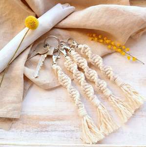 Llavero de macramé hecho a mano con gran belleza - Product Image 1