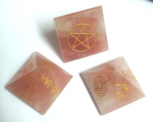 Pyramide Reiki en Quartz Rose, musui, pyramide Quartz, vente exceptionnelle - Product Image 1