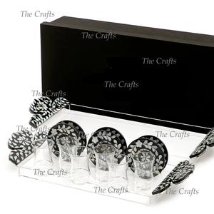 Bandeja de aperitivos de dulces de diseño ventajoso en bandeja de servicio de acrílico y madera con juego de fregona y posavasos - Product Image 6