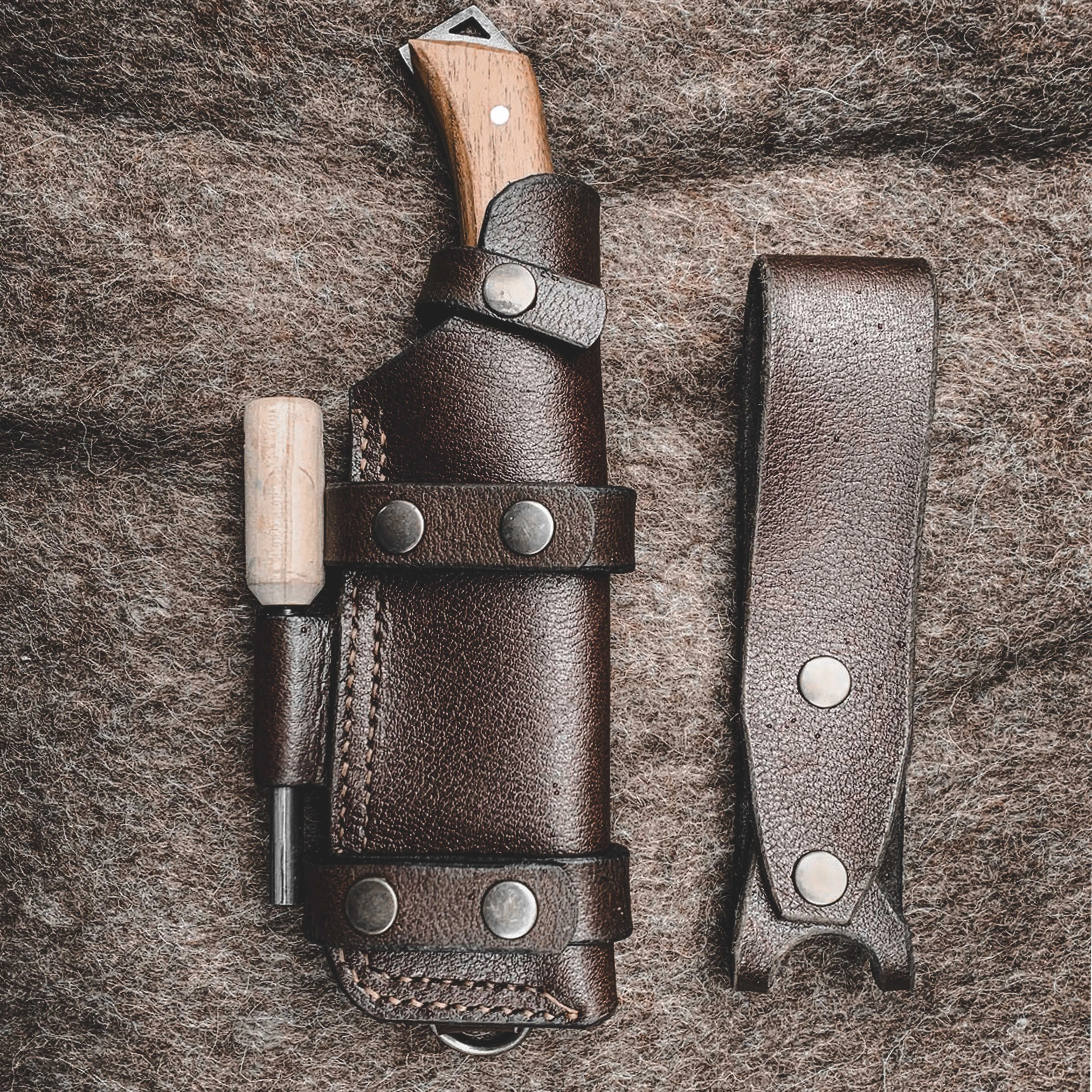 Factory OEM 2021 Hot Selling Rich Grain Leather Sheath for Fixed Blade Tracker Knives with detached Loop