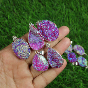 Collar de abalorio bohemio hecho a mano, colgante de bisel de piedras preciosas Druzy de turmalina rosa, Latón chapado en plata esterlina, diseño único principal - Product Image 3