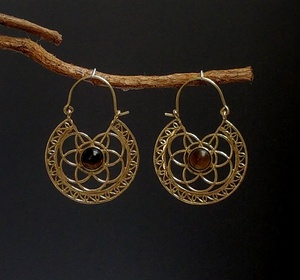 Pendientes de aro de piedra de latón Ojo de Tigre estilo bohemio Life of Flower - Product Image 1