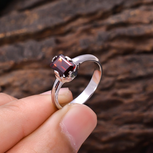 แหวน925เงินแท้2.8กรัมสำหรับงานวันเกิดแหวนพลอยโกเมนเหลี่ยมเพชรพลอยธรรมชาติดีไซน์เรียบง่ายล่าสุดรูปทรงสวยงามตามหลักศาสนา - Product Image 3