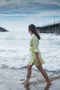 Vestido de lino de media manga hasta la rodilla para mujer, tejido de crepé de color amarillo a la moda - Product Image 5