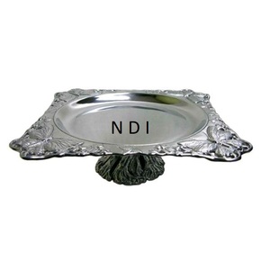 Nouvelle arrivée : Support de présentation à un seul niveau, finition argentée, avec bordure embossée, de forme carrée, pour usage domestique ou hôtelier. - Product Image 1