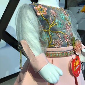 Vestido con estampado floral de satén bellamente diseñado para la temporada de primavera, traje de receptor de pelo y borde chapado para niñas - Product Image 4