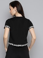 T-shirt court écologique noir pour femme avec surpiqûres contrastées, motif imprimé personnalisé, franges et boutons