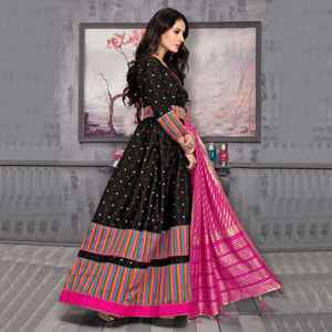 ชุดเดรสผ้าไหมทาฟเฟต้าสีดำยาว แขนสามส่วน ลายทอแบบซารี พร้อมผ้าคลุมไหล่แบบพู่ห้อย ราคาประหยัด - Product Image 2