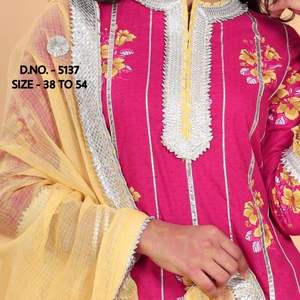 ชุดคุर्ติสีชมพูเข้มพร้อมชารารา ผ้าคุณภาพดีเยี่ยม คุर्ติประดับลูกไม้กอต้าปาตติอย่างดี และผ้าชีฟองดูปัตตา ชุดสلوارโดยรอยัล เอ็กซ์ปอร์ต - Product Image 4