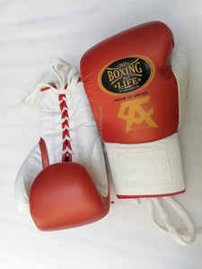 Gants de sparring en cuir de vache rouge et blanc métallisé de couleur personnalisée Gants d'arts martiaux et de boxe de qualité supérieure à lacets - Product Image 3