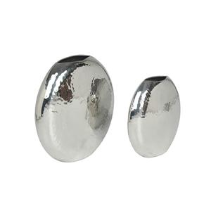 Conjunto de dos floreros de metal niquelado, soporte de flores de diseñador hecho a mano, maceta decorativa de boda de la mejor calidad - Product Image 5