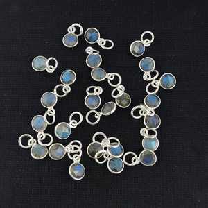 Pendentif charme unisexe en argent sterling serti de labradorite ronde facettée de 6 mm, cadeau - Product Image 2