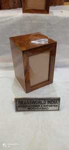 URNA FUNERARIA DE MADERA ESTILO AMERICANO ALTAMENTE PULIDA CON MARCO PARA FOTO por BRASSWORLD INDIA - Product Image 2