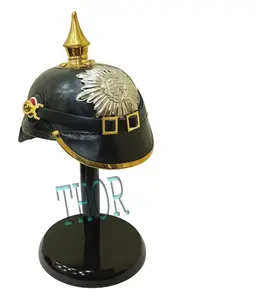 中世纪盔甲头盔德国军官Pickelhaub头盔黑色和金色，配有木制支架