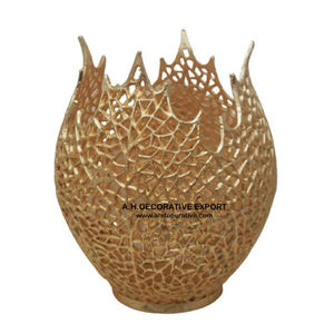 Jarrón de Flores Decorativo de Alta Calidad, Diseño Artesanal, Acabado en Plata de Aluminio, en Venta - Product Image 3