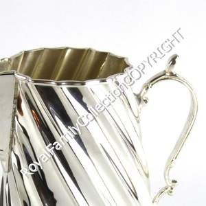 Sheffield Argent Plaqué Torchon Carafe Royal Family Collection pour Décoration Intérieure et Restaurants Matériau Métallique - Product Image 2