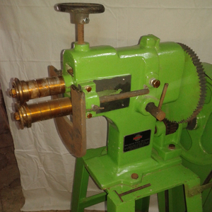 Machine à sertir motorisée, machine à rainurer, provenant d'Inde, modèle manuel et modèle à gorge profonde - Product Image 1